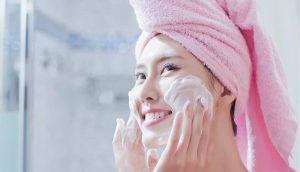 Perbedaan Facial Foam dan Facial Wash: Facial Wash Melembabkan.